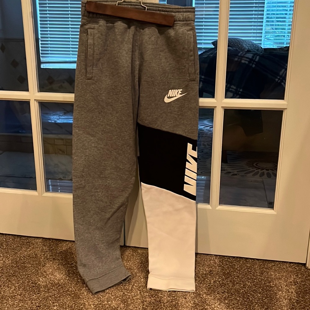 Boys Nike sweatpants. Size Large.  Excellent condition.